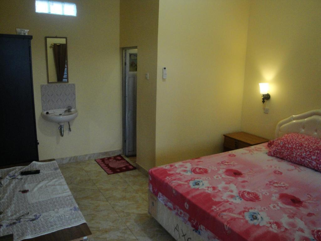 Puji Homestay Mataram Esterno foto