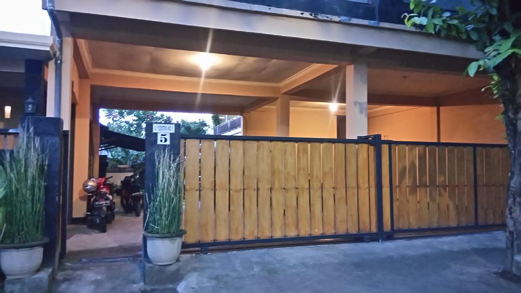 Puji Homestay Mataram Esterno foto